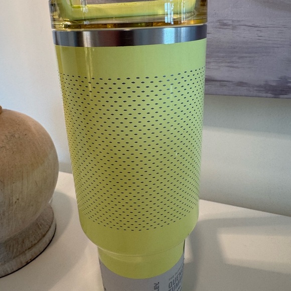 Stanley x CALIA Quencher H2.0 Tumbler 40 oz Pale Yellow Green Flowstate Straw - Picture 3 of 7